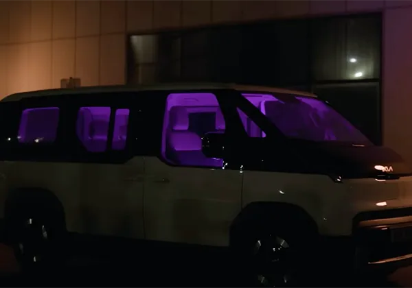 Салон минивэна Hyundai с работающей УФ-лампой: система стерилизации нового поколения от корейских автоконцернов