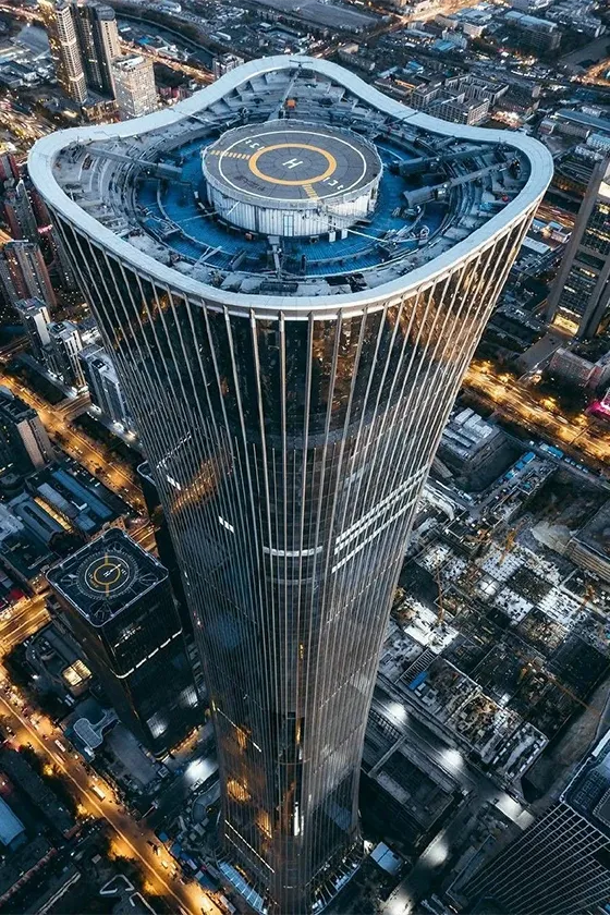 Пекин: небоскреб CITIC Tower (China Zun) после столкновения с легкомоторным самолетом