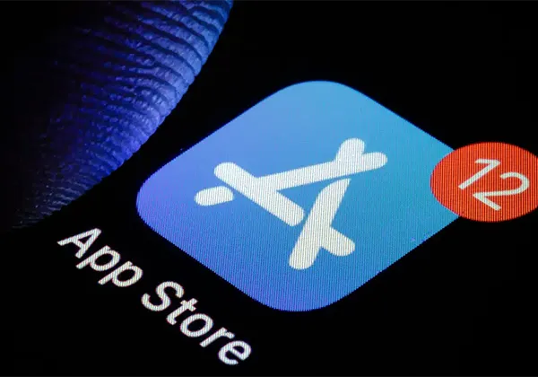 Логотипы удаленных приложений VK и «Дзен» на фоне интерфейса App Store