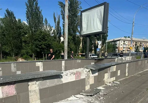 Место аварии в Киеве: последствия столкновения автомобиля с подземным переходом привели к гибели четырех человек