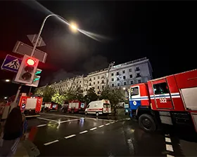 Спасатели МЧС во дворе дома на Ленина, 9: отдых между сменами после ночного тушения пожара в центре Минска