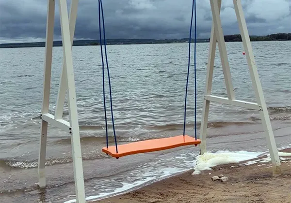 4-й пляж Минского моря: качели у кромки воды стали новой любимой фотозоной минчан
