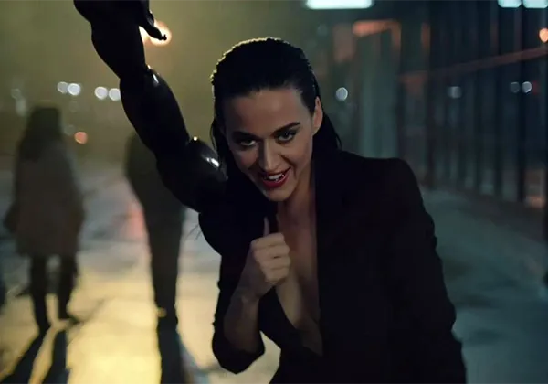 Кадр из клипа Кэти Перри «Watch It Burn» с побегом из больницы и уличным пожаром