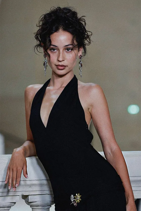 Алекса Деми в чёрном кутюрном платье Chanel: триумф классики на парижском подиуме
