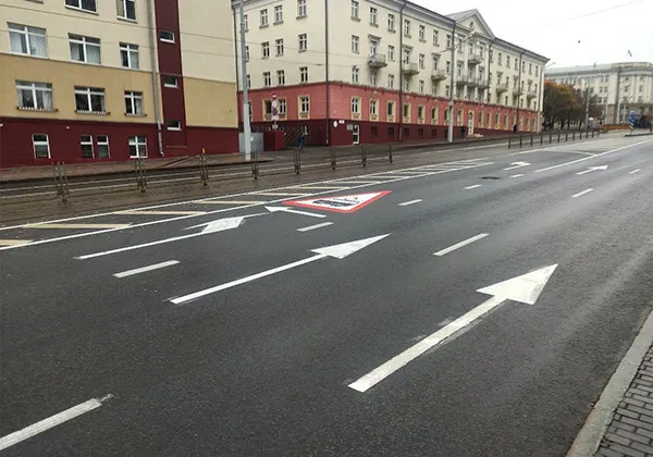 Проспект Победителей в центре Минска во время вечернего перекрытия движения