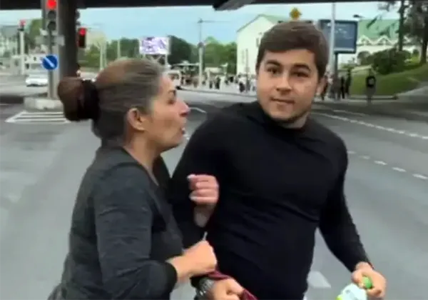 Кадр из видео конфликта Льва Белорусова с мужчиной на пешеходном переходе возле Немиги