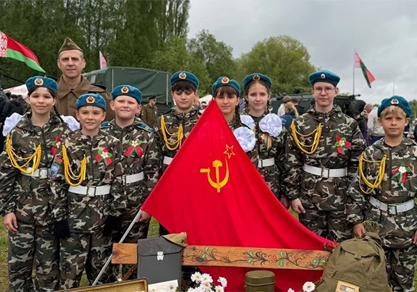 Самолет Як-52 в небе над парком «Курасовщина» во время авиашоу