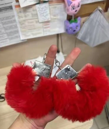 Лимитированный набор «БДСМ-комбо» от «Бургер Кинг» и Love is… в России: пирожок «Запретный плод», меховые наручники и паспорт при покупке