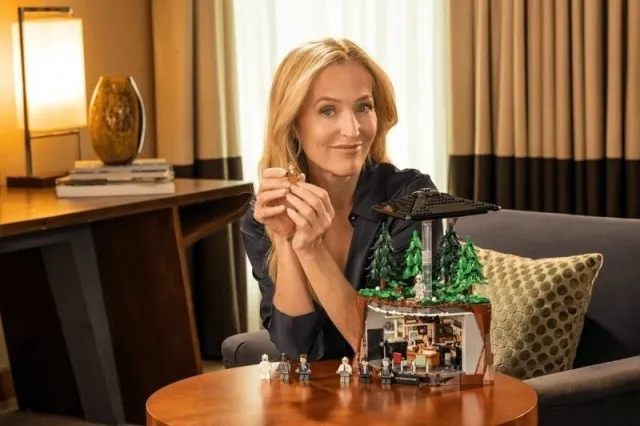 Джиллиан Андерсон в образе Даны Скалли в рекламе набора LEGO по «Секретным материалам»