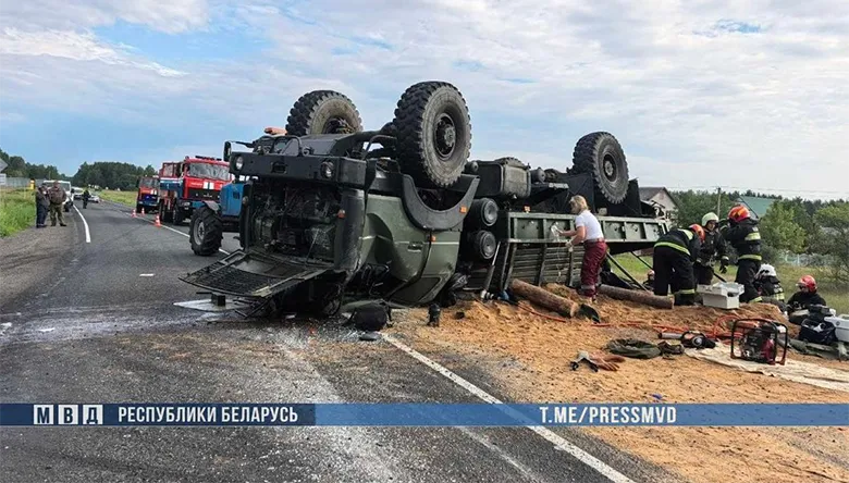 Момент опрокидывания военного грузовика на трассе Осиповичи — Барановичи, 24 июля 2026