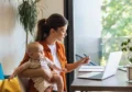 Девушка с ноутбуком ищет работу: иллюстрация к материалу о сложностях трудоустройства после декрета