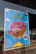 Пончик-бургер от KFC и «Симпсонов»: сладкое тесто, курица, сыр и бекон в одной конструкции