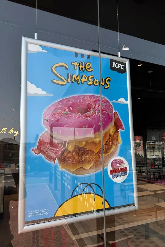 Пончик-бургер от KFC и «Симпсонов»: сладкое тесто, курица, сыр и бекон в одной конструкции