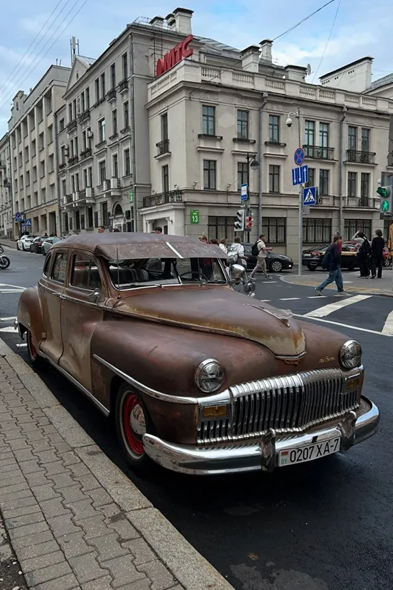 Американец 1946 года на Карла Маркса: редкий DeSoto Custom стал арт-объектом в центре Минска