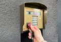 Телефон с открытым мессенджером: именно через звонки в приложениях аферисты убеждают жертв брать кредиты и передавать деньги курьерам
