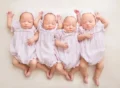 Врачи Королевской женской больницы Брисбена с новорожденными однояйцевыми четверняшками