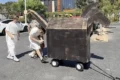 Самодельный троянский конь из картонных коробок у входа в кинотеатр