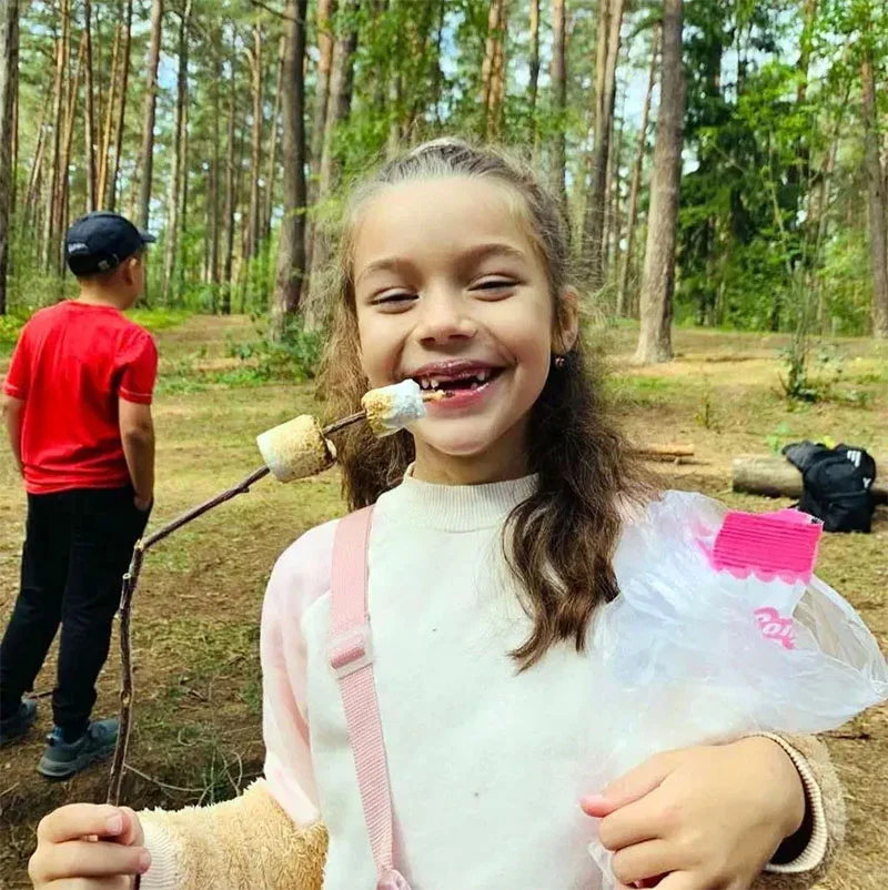 Дети на лесной тропе с рюкзаками и пневматическими винтовками — однодневный поход «Monkey Race» в Минском районе