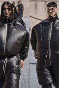 Модель в одежде Rick Owens × Adidas на Неделе моды в Париже: встроенная система охлаждения создала объёмный силуэт, ставший героем мемов