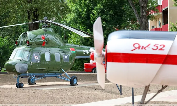 Вертолет Ми-2 и самолет Як-52 в новом сквере ДОСААФ в Минске