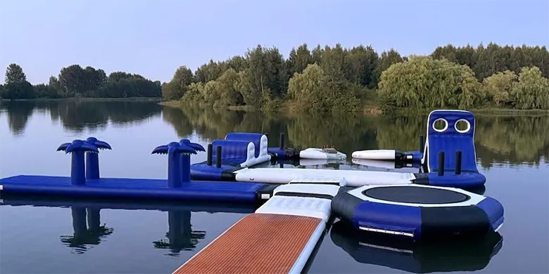 Надувные горки аквапарка на воде у «Северного берега» на Цнянском водохранилище в Минске