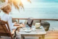 Белорус с ноутбуком на пляже: почему 43% соотечественников не умеют отключаться от работы даже в законном отпуске