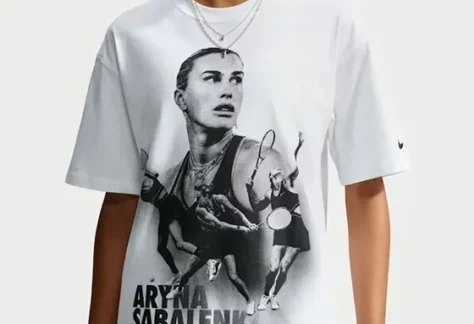 Арина Соболенко в новой черно-белой футболке из коллаборации с Nike перед стартом US Open 2026