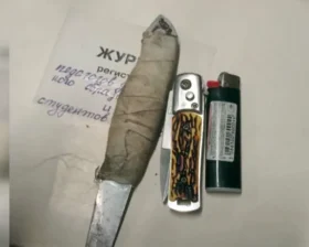 Охранник досматривает рюкзак школьника в Минске: новые правила безопасности в действии