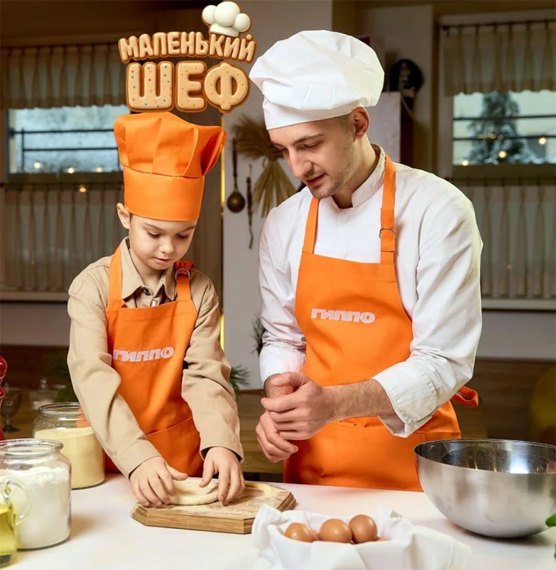 Дети готовят блюдо на кулинарном мастер-классе «Маленький шеф» от «Гиппо».