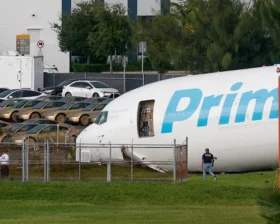 Последствия аварии Boeing 767 в Майами: пожар на парковке и работа спасателей после выкатывания за ВПП